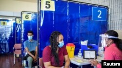 U Latinskoj Americi i na Karibima broj zaraženih raste, a vakcinisanje jako zaostaje što je direktorica PAHO-a Carissa Etienne nazvala “neprihvatljivom situacijom”.