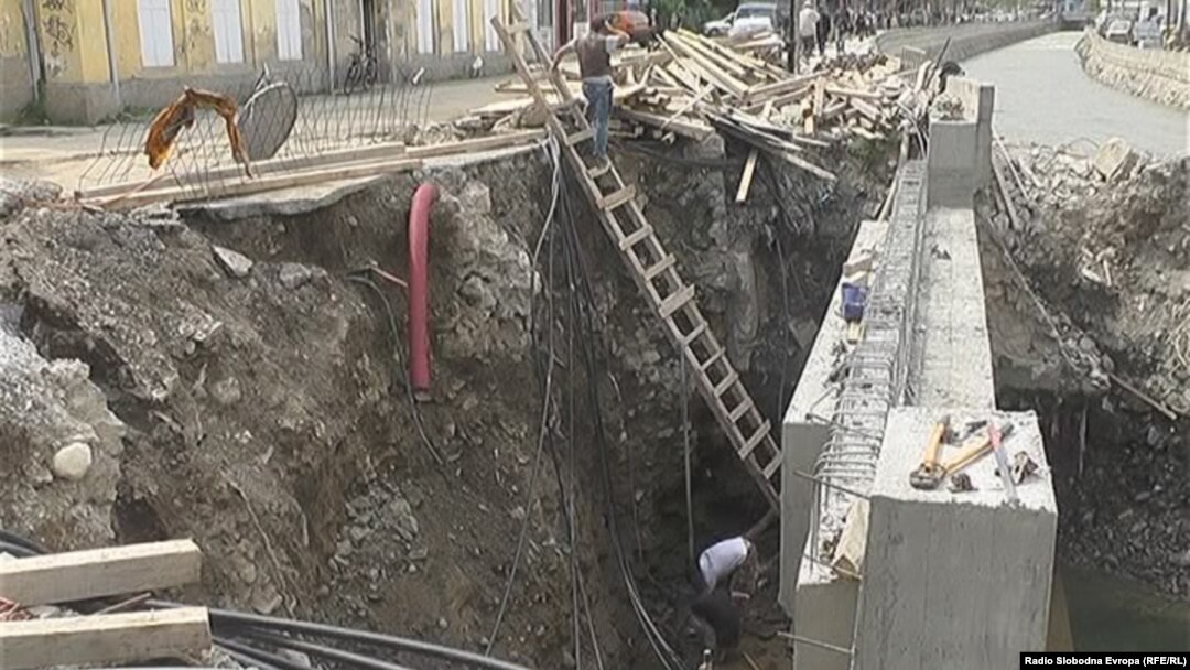 Работа на мостот на реката Пена во Тетово. 