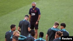 Попереднього головного тренера – Кіке Сетьєна – звільнили після поразки «Барселони» від «Баварії» з рахунком 2:8 у чвертьфіналі Ліги чемпіонів