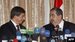 Turkish Foreign Minister Ahmet Davutoglu (left) with his Iraqi counterpart Hoshyar Zebari in Baghdad in 2009