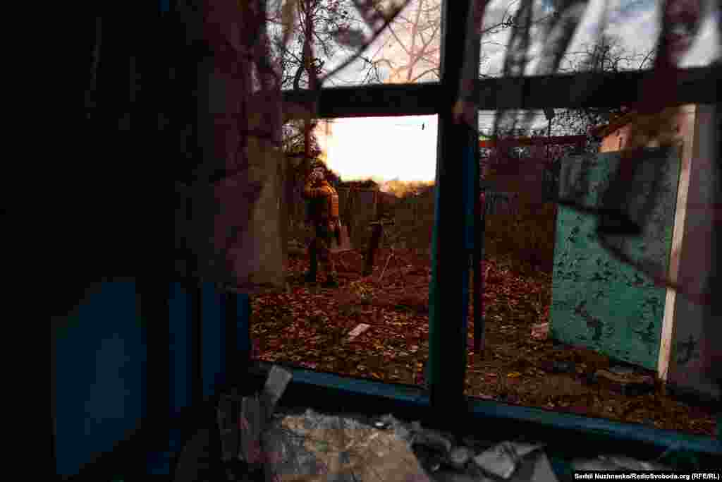 Бої за Авдіївку. Бійці 5-го окремого загону спеціального призначення «Омега» НГУ ведуть вогонь з міномета, під час оборони міста, Авдіївка, листопад 2023 року