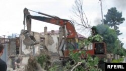 Мустақилликнинг 19 йиллиги арафасида сариқамишлик ўнлаб кўп фарзандли оилаларнинг уйлари тракторлар билан бузиб ташланди.