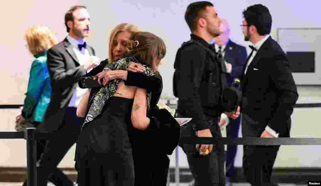 Reakcija gostiju na večeri nakon što su odjeknuli pucnji.