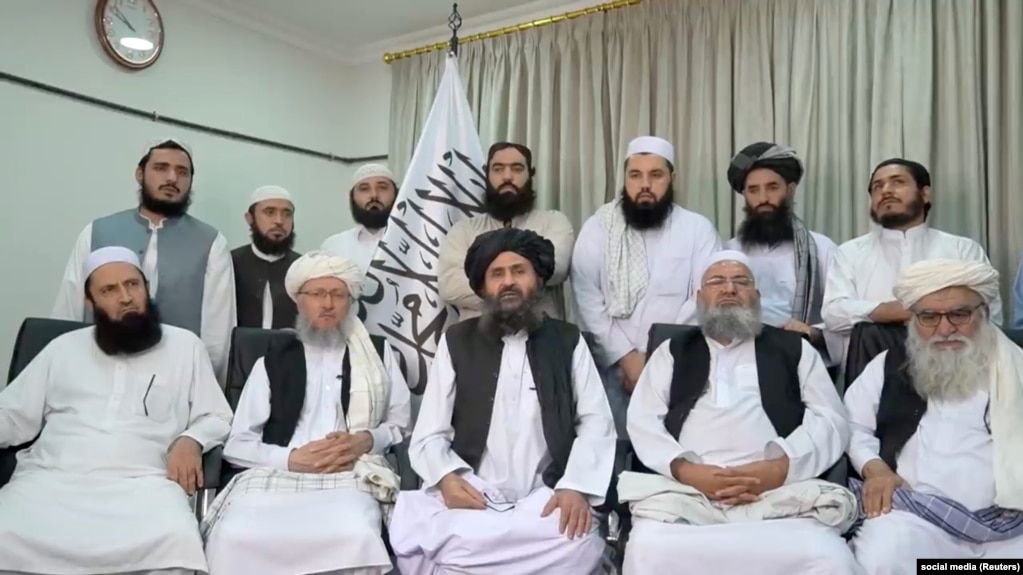 Mullah Baradar Akhund, viši zvaničnik talibana sa grupom muškaraca tokom snimanja video izjave sa neidentifikovane lokacije, objavljeno 16. avgusta 2021.