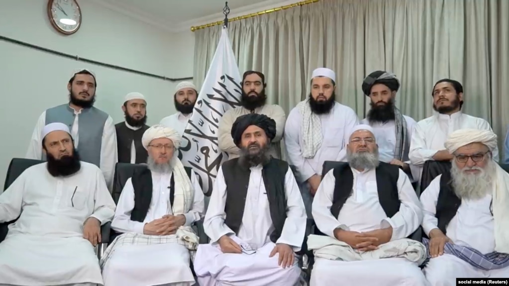 Mullah Baradar Akhund, viši zvaničnik talibana sa grupom muškaraca tokom snimanja video izjave sa neidentifikovane lokacije, objavljeno 16. avgusta 2021. 