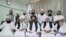 Mullah Baradar Akhund, viši zvaničnik talibana sa grupom muškaraca tokom snimanja video izjave sa neidentifikovane lokacije, objavljeno 16. avgusta 2021. 