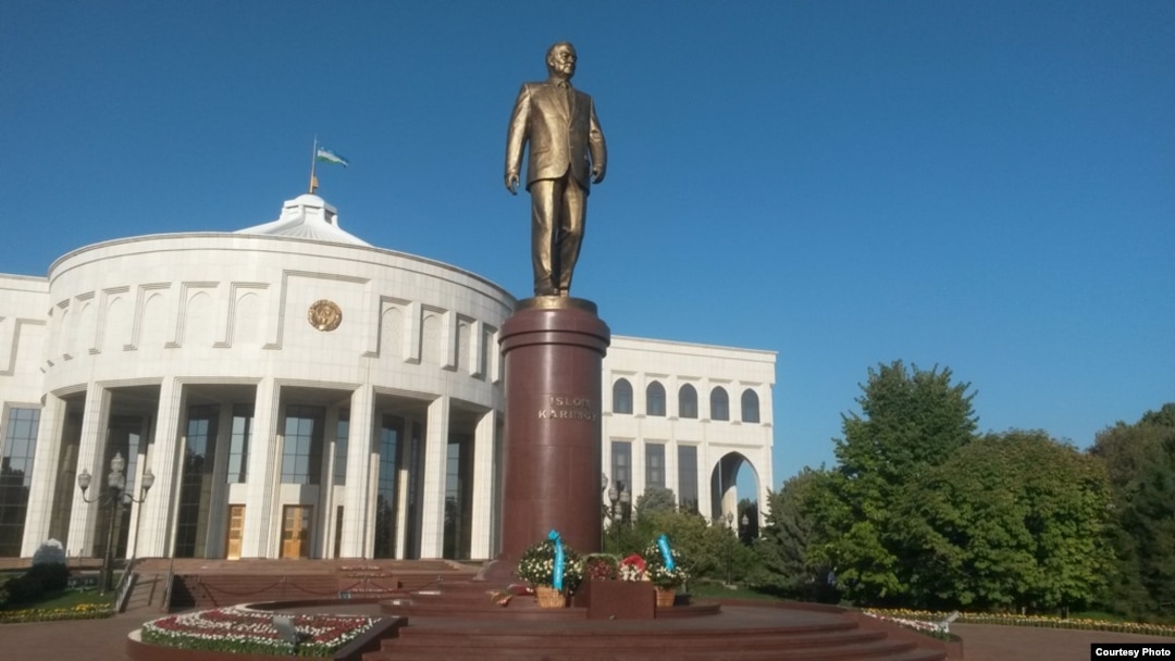 Памятник первому президенту Узбекистана Исламу Каримову в Ташкенте.