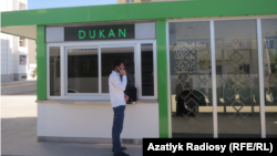 Aşgabatda bir dükan. Bezeg suraty