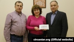 Валерій і Надія Іваннікови, представники Асоціації українців Ірландії і голова правління Кримськотатарського Ресурсного Центру Ескендер Барієв