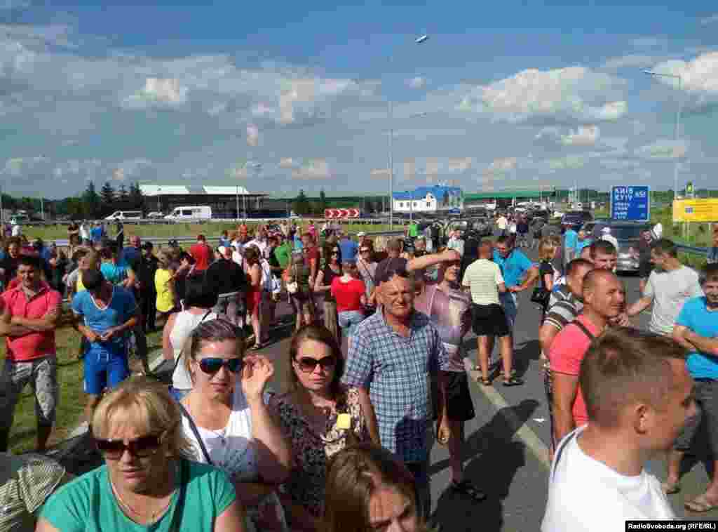 Протести проти тимчасового зупинення дії малого прикордонного руху із Польщею. Пункт пропуску Краковець, 4 липня 2016 року БІЛЬШЕ ПРО ЦЕ