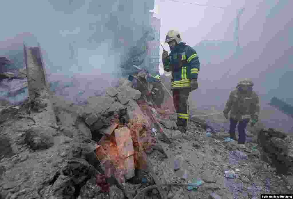 На місці ракетного удару РФ по Харкову працюють пожежники. 2 січня 2026 року