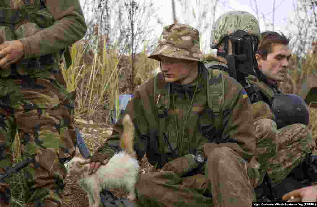 Українські військові на передових позиціях ЗСУ під Докучаєвськом, Донецька область, 7 листопада 2016 року