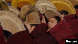 Okupljanje budističkih sveštenika na Tibetu na molitvu