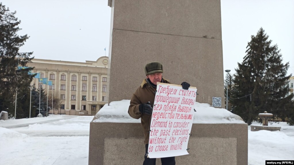 Бекболат Утебаев проводит пикет на центральной площади перед городским акиматом Уральска. Западно-Казахстанская область, 14 января 2021 года.