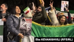 ირანში პროტესტის მხარდამჭერი აქცია თბილისში ირანის საელჩოსთან