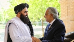محمد اسحاق دار (راست) معاون صدر اعظم و وزیر خارجۀ پاکستان در دیدار با امیرخان متقی(راست) سرپرست وزارت خارجۀ طالبان 