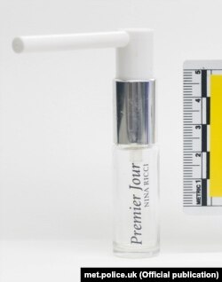 Скляна пляшка з модифікованою насадкою, що містила нервово-паралітичну речовину «Новачок», знайдена у смітнику на кухні Чарлі Роулі 11 липня 2018 року