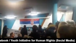 Članovi Inicijative mladih suprotstavili se tribini na kojoj je govorio osuđeni ratni zločinac Veselin Šljivančanin, januar 2017.
