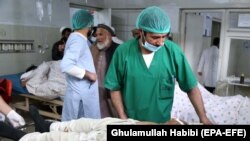 یک داکتر افغان هنگام تداوی یک مریض