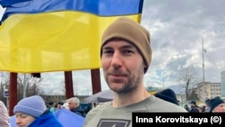 Джона Нейдхарт на маніфестації солідарності з Україною в Женеві 17 лютого 2026 року. Фото Інни Коровицької