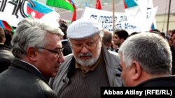 R.İbrahimbəyov (ortada) müxalifətin mitinqinə qatılıb, 8 aprel 2012