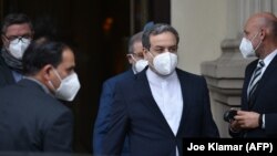 Iran's chief nuclear negotiator, Abbas Araqchi (center), after closed-door nuclear talks in Vienna on April 16