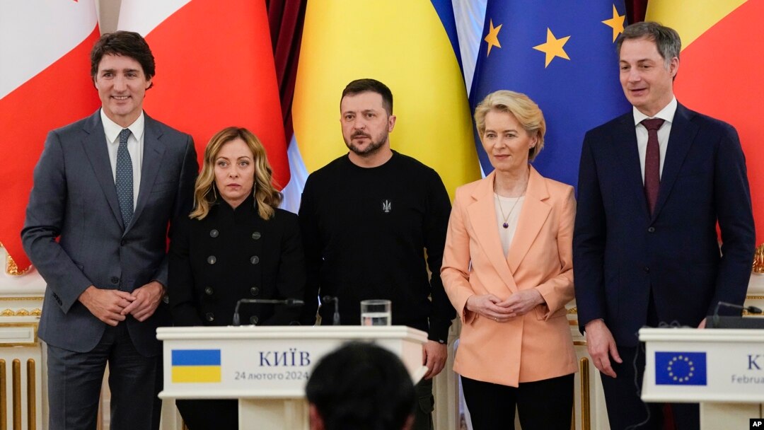 Left to right: Canadian Prime Minister Justin Trudeau, Italian Prime Minister Giorgia Meloni, Ukrainian President Volodymyr Zelenskiy, EU Commission President Ursula von der Leyen, and Belgian Prime Minister Alexander De Croo pose for a photo at Maryinsky Palace in Kyiv on February 24.
