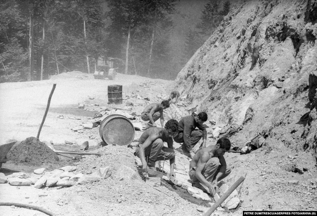 A crew works on the Transfagarasan in the summer of 1971.