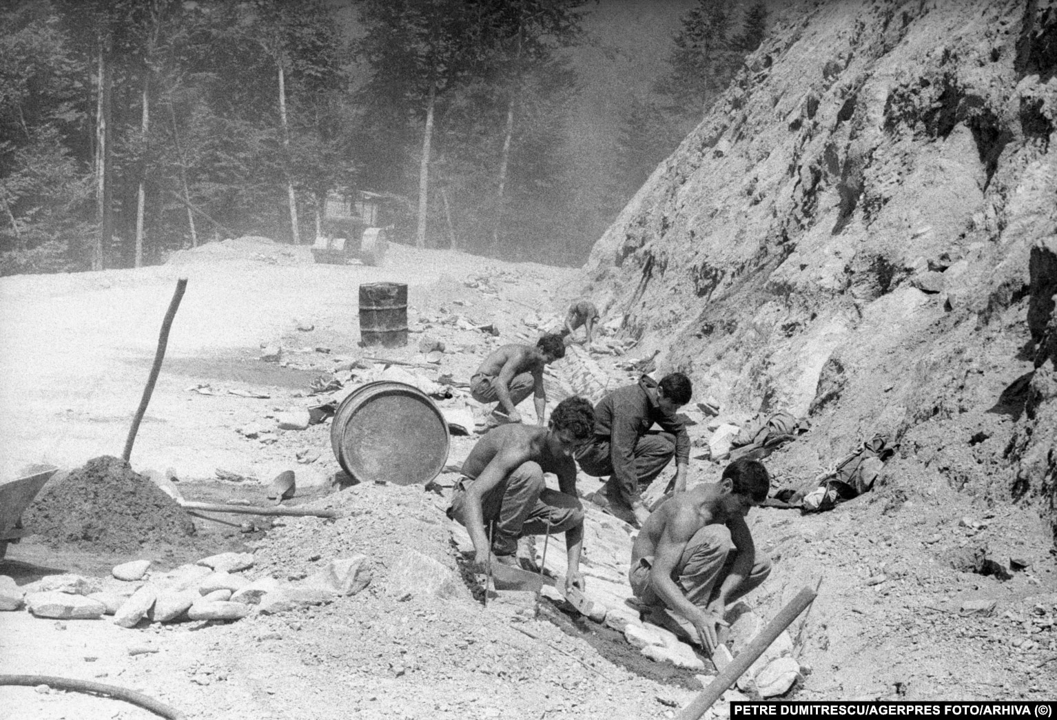 Një ekip duke punuar në Transfagarasan në verën e vitit 1971.