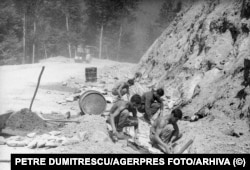 O echipă lucrează la Transfăgărășan în vara anului 1971.