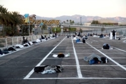 В Лас-Вегасе бездомным повезло меньше: их "расселили" на огромной парковке в "шахматном порядке", чтобы ограничить передачу вируса между людьми