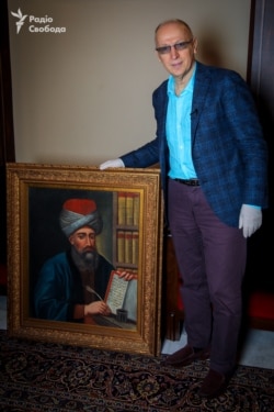 Дослідник Ігор Осташ із автопортретом Абдалли Захера, друкаря Євангелія 1708 року, на території монастиря Святого Іоанна у Хиншарі, Ліван