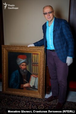 Дослідник Ігор Осташ із автопортретом Абдалли Захера, друкаря Євангелія 1708 року, на території монастиря Святого Іоанна у Хиншарі, Ліван