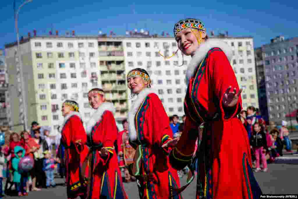 Энцы – вымирающая, но в то же время самая ассимилированная народность. В России их осталось чуть больше 200 человек. Большинство энцев уже не носят своих традиционных костюмов и ведут современный образ жизни