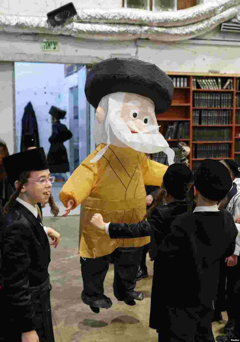 Evreii ultraortodocși sărbătoresc sărbătoarea evreiască Purim, la Bnei Brak. Noua criză armată din Orientul Mijlociu a reaprins dezbaterea despre tradiția evreilor ultraortodocși de a refuza serviciul militar.