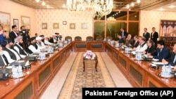 شاه محمود قریشی، وزیر خارجه پاکستان با هیئت طالبان ۳ اکتبر ۲۰۱۹
 

