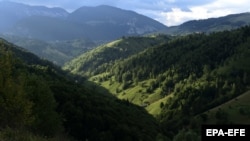 O imagine cu pădurile din apropierea Munților Piatra Craiului, 14 iulie 2018. Potrivit ONG-ului Greenpeace, aproximativ 6 hectare de păduri dispar în fiecare oră în țară, ca urmare a tăierilor legale și ilegale de copaci.