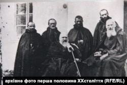 По центру митрополит Андрей Шептицький, праворуч – отець Климентій Шептицький
