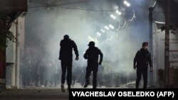 Участники протеста в Бишкеке в ночь на 6 октября 2020 года.