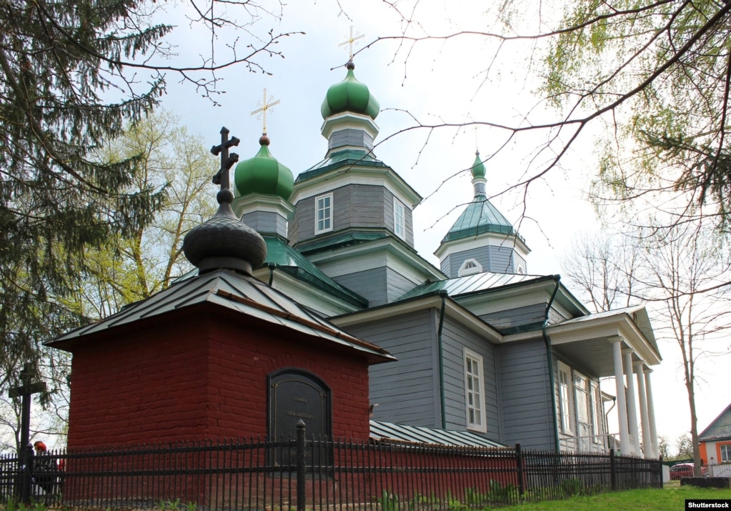 Стародубщина. Почепський район, село Красний Ріг. Церква Успіння Пресвятої Богородиці 1777 року, побудована на замовлення графа Олексія Розумовського (1748–1822), сина гетьмана України Кирила Розумовського (1728–1803)