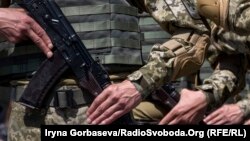 Зброю вручили підполковникам Назару Ясінському та Сергію Сідоріну (фото ілюстративне)