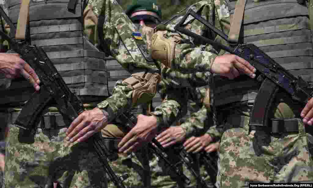 УКРАИНА - Украинските власти соопштија дека еден нивни војник е убиен и тројца се повредени во судири со сепаратистите поддржани од Русија во источна Украина.
