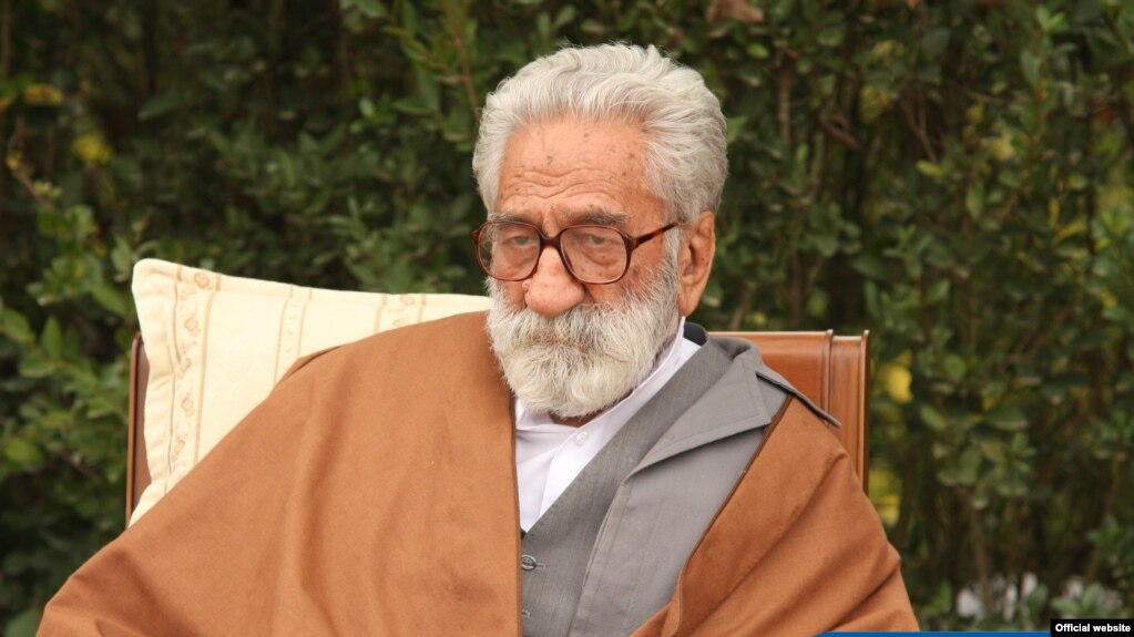 نورعلی تابنده در دانشگاه پاریس دکترای حقوق گرفته بود و پیش از انقلاب بهمن ۵۷ وکالت برخی از چهرههای مخالف حکومت را بر عهده داشت.