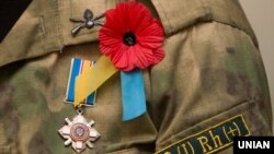 Generic – A remembrance poppy and Ukrainian soldier