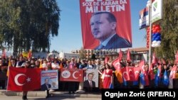 Жители Нови-Пазара, встречающие президента Турции Реджепа Тайипа Эрдогана. 11 октября 2017 года.