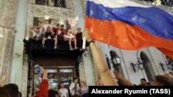 Болельщики празднуют победу сборной России в матче 1/8 финала чемпионата мира по футболу – 2018