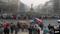 Чехословакияда коммунистік режимге қарсылық білдіріп, елде демократия орнауын талап етіп шеруге шыққан студенттер. 22 қараша 1989 жыл. 