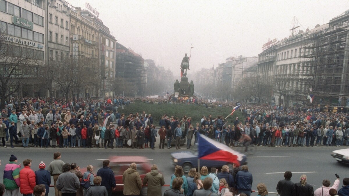 Перевороты в европе. Чешская революция 1989. Революция в Чехословакии 1989. Бархатная революция 1989. 17 Ноября 1989 года в Чехословакии началась бархатная революция.