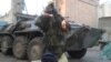 Солдат украинской армии позирует для фото с полученной посылкой. 