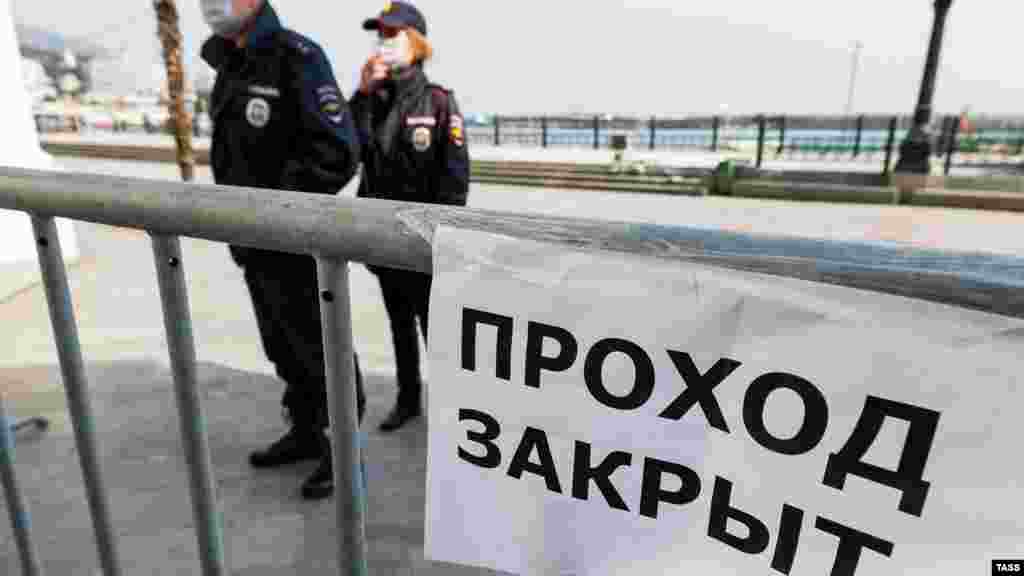 Сотрудники российский полиции Крыма перекрыли проход к набережной в Ялте и вывесили соответствующую табличку